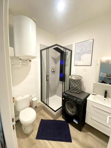 une salle de bain avec une douche, des toilettes et un lavabo dans l'établissement Cosy cottage by Alice Bord 2 mer, à La Ciotat