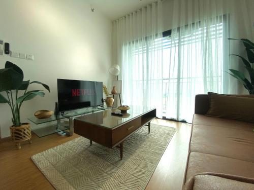 MayaBay Residence SplashMania Gamuda Cove Homestay by Sleepy Bearにあるテレビまたはエンターテインメントセンター