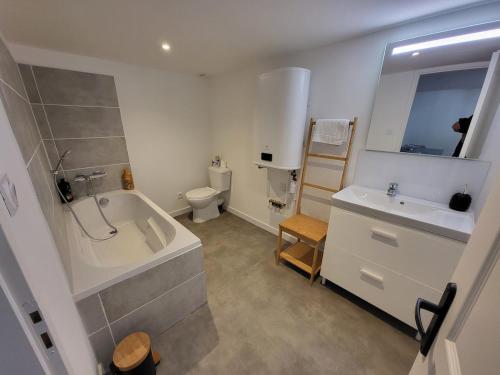 une salle de bain avec une baignoire, des toilettes et un lavabo dans l'établissement Bastide La Reine Jeanne, à Eyguières