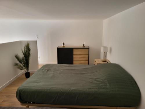 une chambre avec un grand lit et une commode dans l'établissement Bastide La Reine Jeanne, à Eyguières