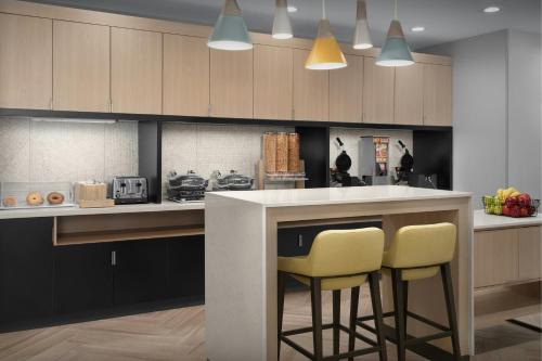 Kuchyň nebo kuchyňský kout v ubytování TownePlace Suites by Marriott Fort Myers Gulf Coast