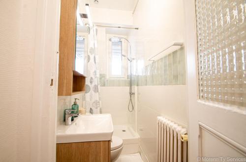 une salle de bain avec toilettes, lavabo et douche dans l'établissement T1 Odorico proche gare - Ty Artiste Colombia, à Rennes