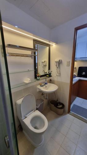 Ένα μπάνιο στο The Villa Staycation at La Verti Residences