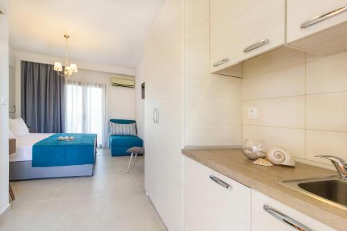 una cucina con lavandino e un letto in una camera di Evripidis Hotel ad Áfitos