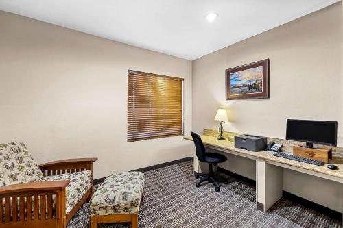 Μια τηλεόραση ή/και κέντρο ψυχαγωγίας στο Comfort Inn Benson near Kartchner Caverns