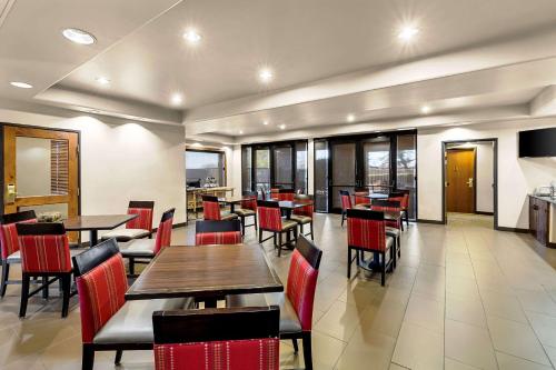 Μια τηλεόραση ή/και κέντρο ψυχαγωγίας στο Comfort Inn Benson near Kartchner Caverns