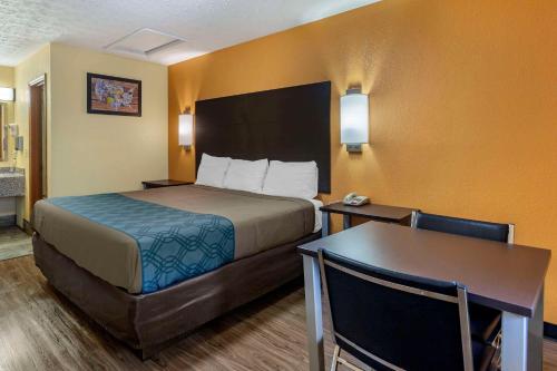 Postel nebo postele na pokoji v ubytování Econo Lodge Nashville North