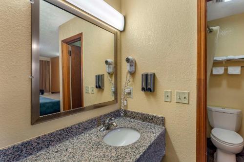 Koupelna v ubytování Econo Lodge Nashville North