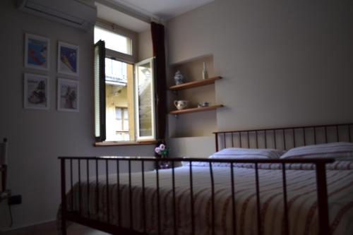トリノにあるチェントラリッシマ トリノのベッドルーム(ベッド1台、窓付)