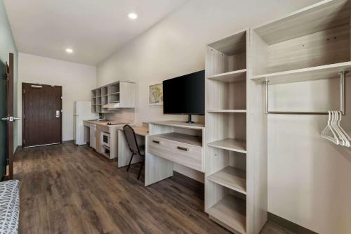 Η κουζίνα ή μικρή κουζίνα στο WoodSpring Suites Easton Nazareth