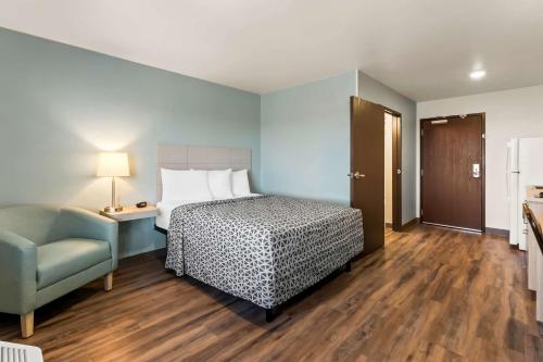 Ένα ή περισσότερα κρεβάτια σε δωμάτιο στο WoodSpring Suites Easton Nazareth