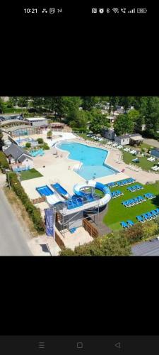 une vue aérienne d'un complexe avec piscine dans l'établissement Irm hacienda, à Onzain
