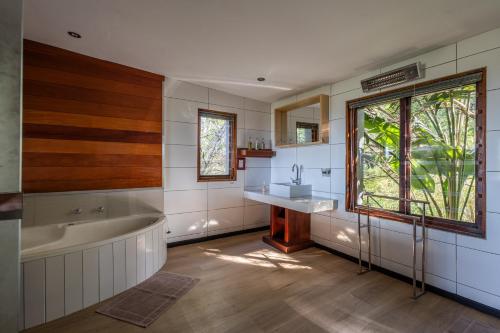 Ένα μπάνιο στο Hog Hollow Country Lodge