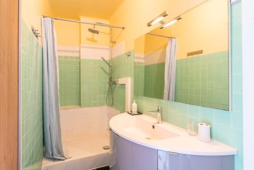 une salle de bain avec un lavabo et une douche dans l'établissement Maison de ville, à Vaison-la-Romaine