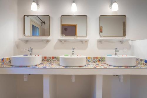 - trois lavabos dans une salle de bains avec trois miroirs dans l'établissement Family house for rent in Roussillon Villa Solandra, à Roussillon