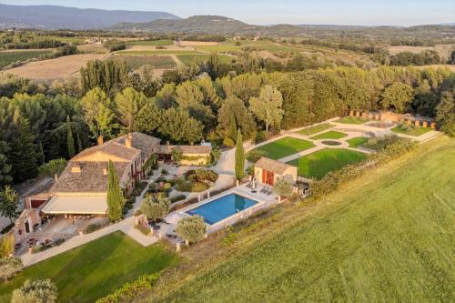 - une vue aérienne sur une demeure de caractère dotée d'une piscine et d'une cour dans l'établissement Family house for rent in Roussillon Villa Solandra, à Roussillon