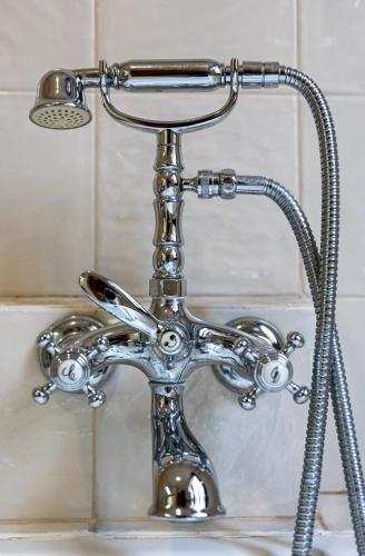 a chrome shower faucet in a bathroom at Hotel Llar de Capitans in Masnou