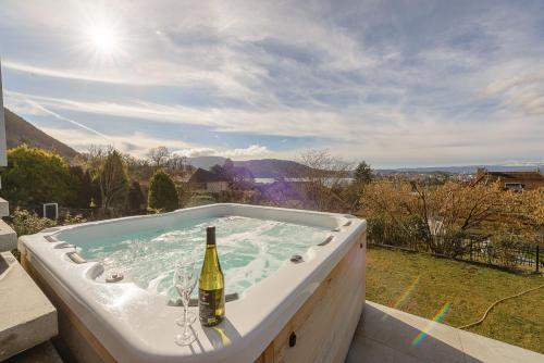 Photo de la galerie de l'établissement NEW - Villa PARADISE Vue lac, Piscine, Sauna, Jacuzzi, Gym by LLA Selections, à Annecy-le-Vieux
