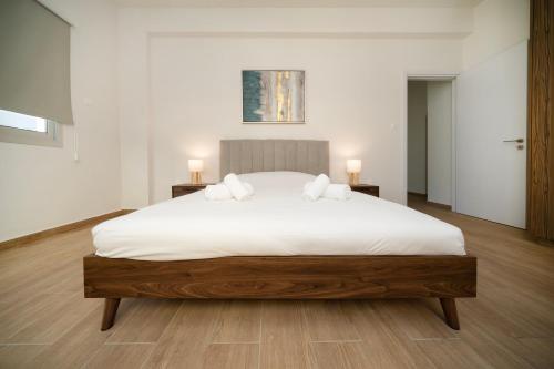 Near City center 1 bedroom flat في نيقوسيا: غرفة نوم بها سرير أبيض كبير مع مصباحين
