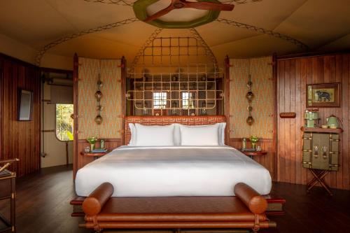 Katil atau katil-katil dalam bilik di Anantara Golden Triangle Elephant Camp & Resort