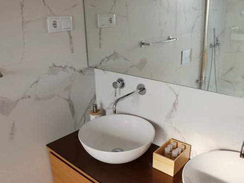 ein Badezimmer mit Waschbecken und Dusche in der Unterkunft Casa do Norte in Póvoa de Lanhoso