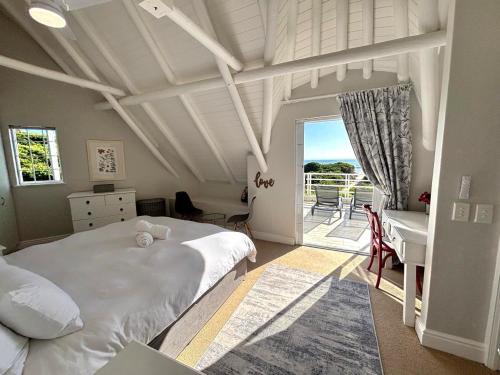 ein Schlafzimmer mit großem Bett und Balkon in der Unterkunft Low tide at no 35 in St Francis Bay