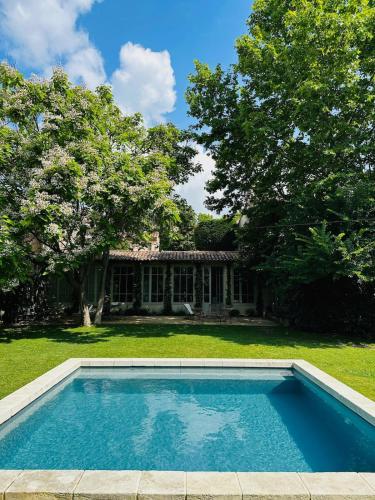 une piscine devant une maison dans l'établissement Le Poulailler, private house with garden and parking, à Aix-en-Provence