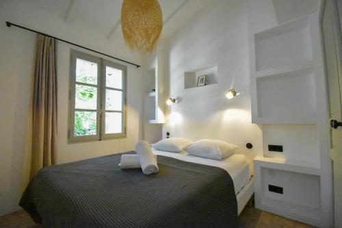 - une chambre avec un lit avec deux oreillers et une fenêtre dans l'établissement Le Poulailler, private house with garden and parking, à Aix-en-Provence