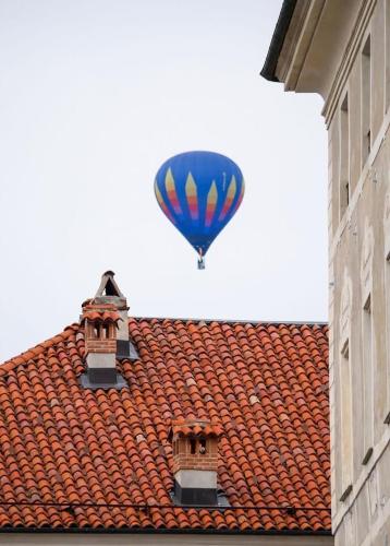 a hot air balloon flying over a roof at La piccola Maison in Mondovì