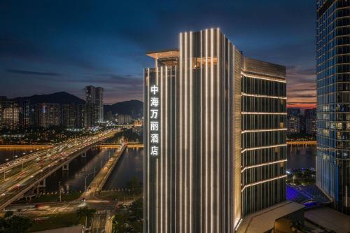 珠海市にあるRenaissance Zhuhai Hotelの側面に看板がある高い建物