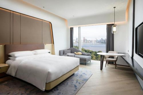 Renaissance Zhuhai Hotelにあるベッド