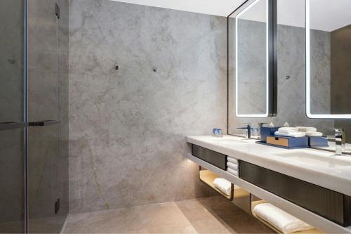 Renaissance Zhuhai Hotelにあるバスルーム