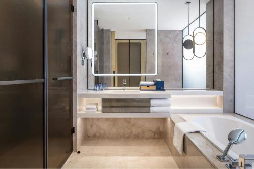 Renaissance Zhuhai Hotelにあるバスルーム
