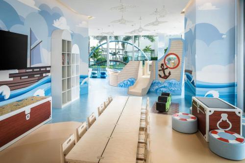 Renaissance Zhuhai Hotelにあるテレビまたはエンターテインメントセンター