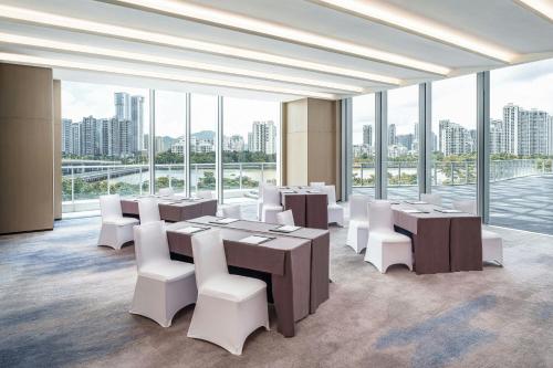 Renaissance Zhuhai Hotelにあるシーティングエリア