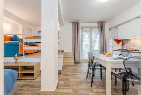 una cucina e un soggiorno con tavolo e sedie di Casavacanzefranca - 15 a Terrasini