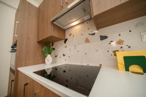 Near City center 1 bedroom flat في نيقوسيا: مطبخ بجدار مع جدار تسلق الصخور