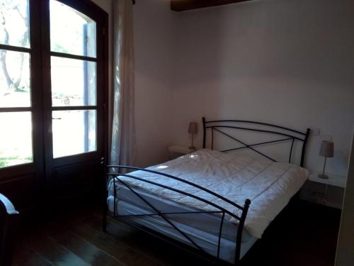 une chambre avec un lit et une grande fenêtre dans l'établissement Maison 2 chambres tout confort au calme, à Solliès-Toucas