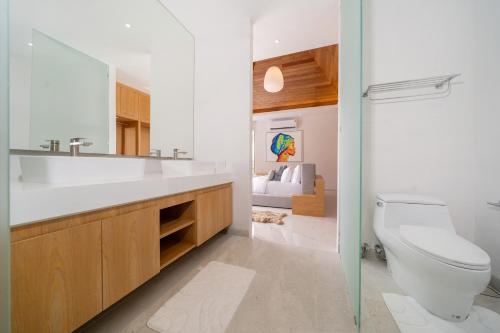 Ban Pak LakにあるBrand New & Modern Luxury 4BR Pool Villa in Residence Lux Pride 2 V12の白い洗面台とトイレのあるバスルーム