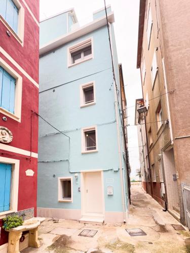 a building with a white door in an alley at Ca' Egle by Ca-Sa Check in Chioggia