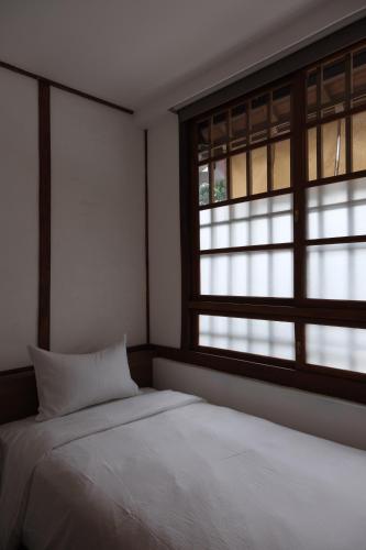 Ein Bett oder Betten in einem Zimmer der Unterkunft Machiya Posong