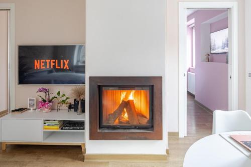 a living room with a fireplace and a tv at Laura Blu Charme Casa rilassante Lago di Bolsena in Valentano