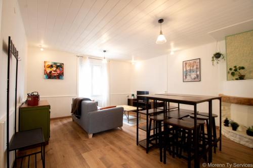 un salon avec une table et des chaises dans l'établissement T2 spacieux proche gare - Ty an haël, à Rennes