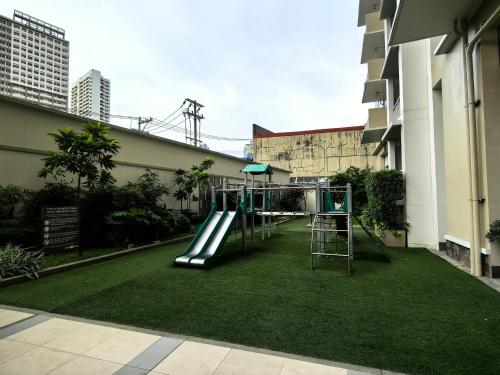 een speeltuin midden in een gebouw bij Fairlane Residences in Manilla