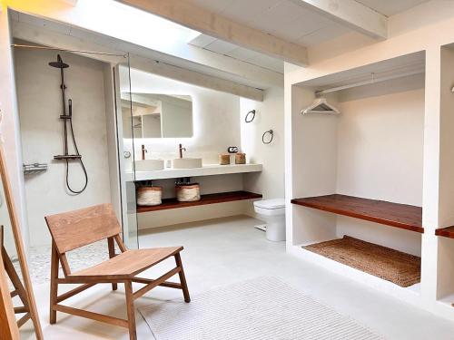 ein Badezimmer mit Toilette und Waschbecken in der Unterkunft Cream homes Son Celles, ETV3533 in Sencelles