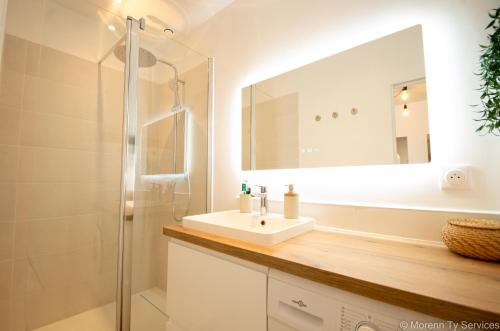 une salle de bain blanche avec un lavabo et une douche dans l'établissement T2 spacieux proche gare - Ty an haël, à Rennes