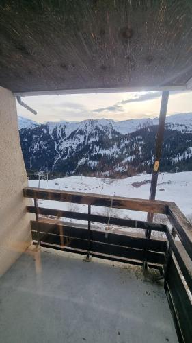 - une vue sur une montagne enneigée depuis une fenêtre dans l'établissement Studio Vue Montagne, Skis aux pieds, Garage inclus, à Samoëns