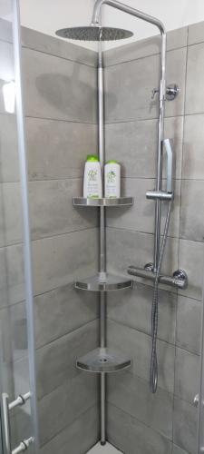 - un porte-serviettes avec 2 serviettes dans la salle de bains dans l'établissement Studio a proximité de Paris et Orly, à Chevilly-Larue