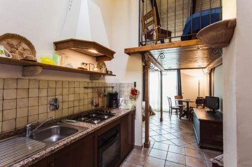 Il comprend une cuisine équipée d'un évier et d'une cuisinière. dans l'établissement Pieve Del Castello, à Deruta
