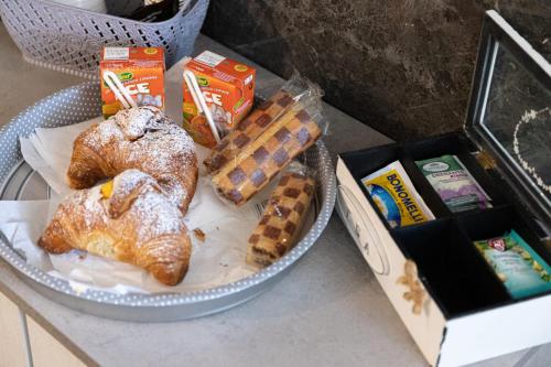 een mand met gebak en andere lekkernijen op een toonbank bij Cuor di Leone in Corleone